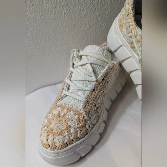 Free People Sneakers Shoes Catch Me If You Can Crochet Flower Women's Sz 7.5 NEW - Picture 3 of 12